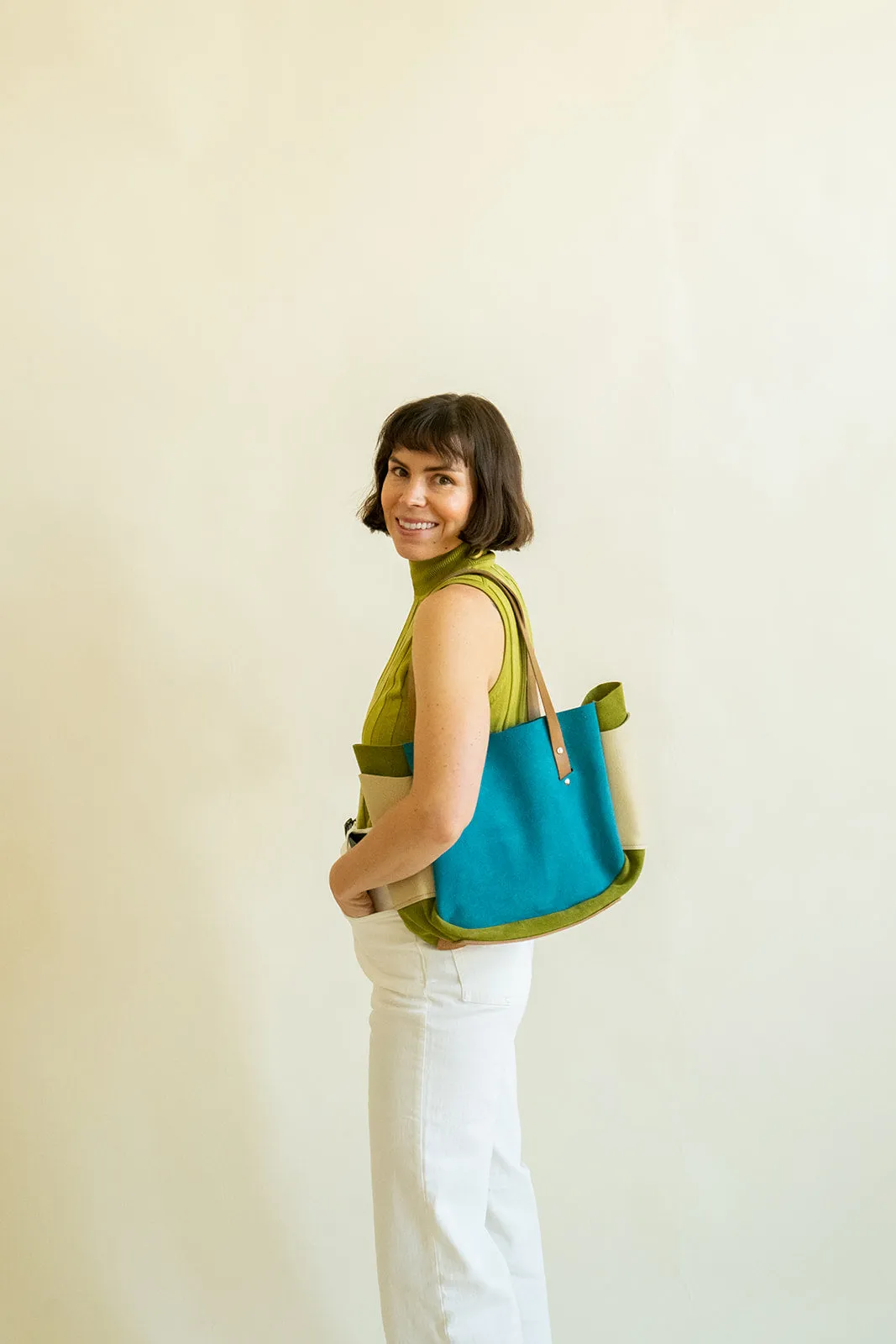 Brev MEDIUM carryall - Dark Chocolate & Black
