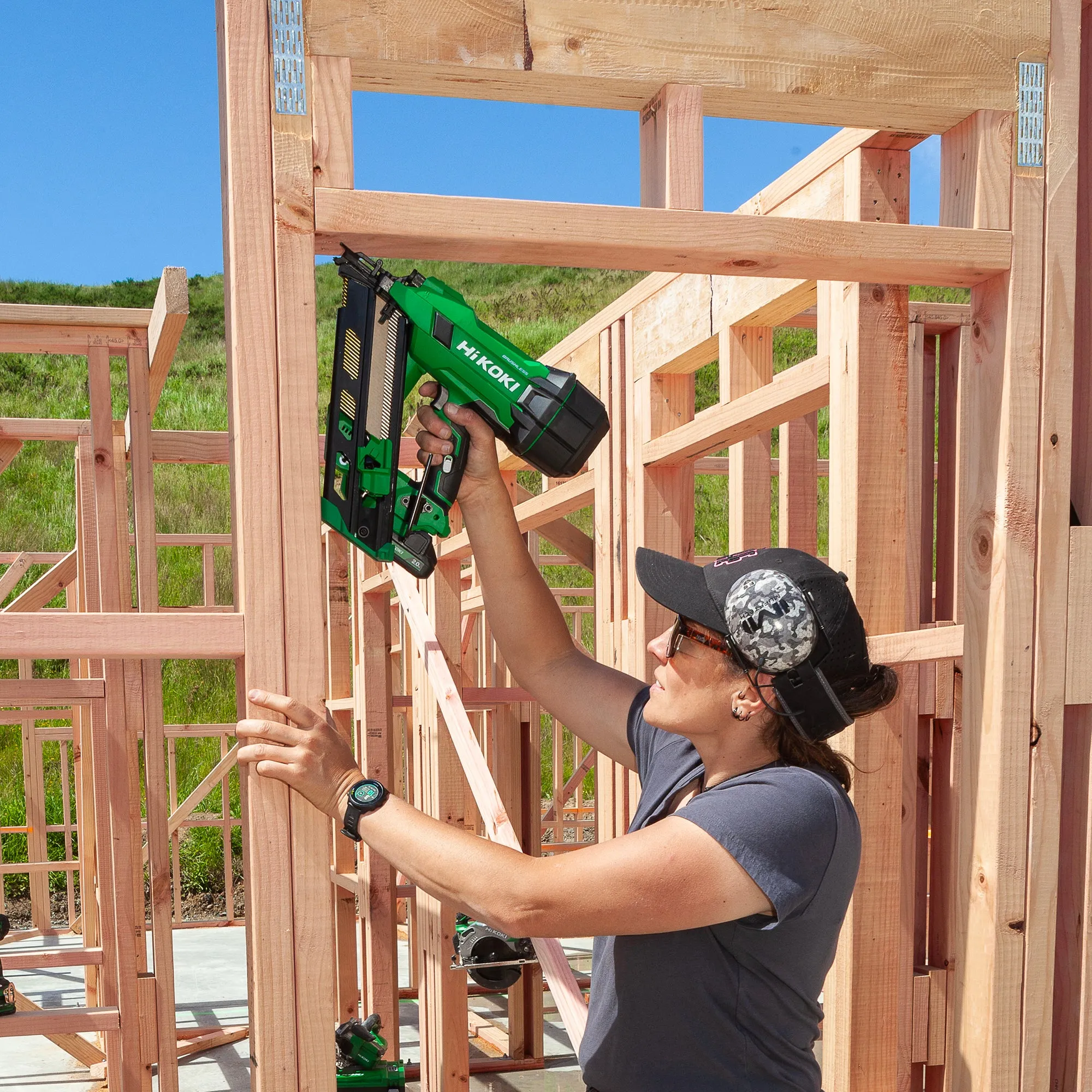 The all new HIKOKI 18V FRAMING NAILER Kit  1 x battery   Charger (Hikoki)
